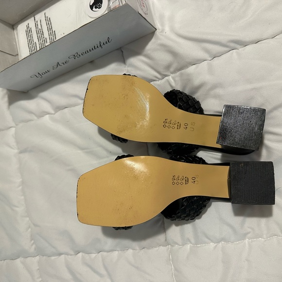 Chic Lady Black Sandals - Picture 3 of 6